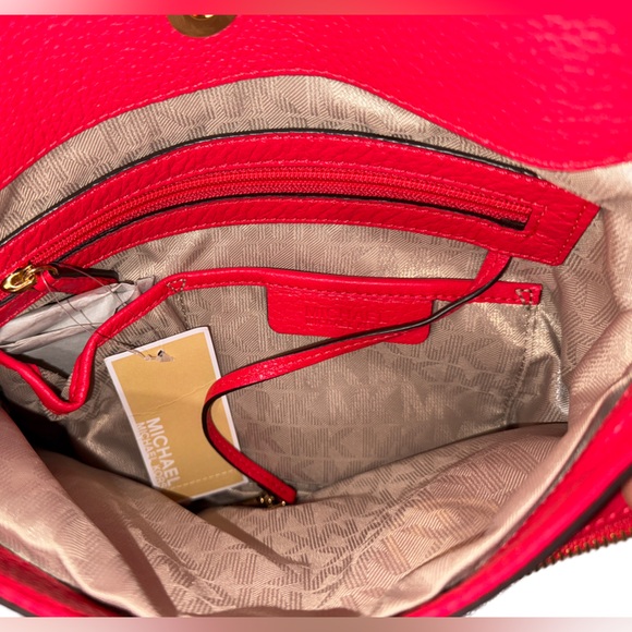 PRICE DROP!!! ⬇️💲Michael Kors Jet Set Chain shoulder bag.
NWT - Picture 4 of 8